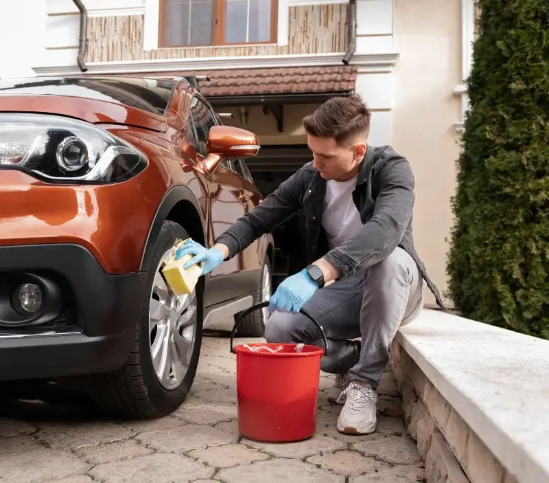 Lavage auto à domicile Flexanville : professionnel intervenant sur un véhicule